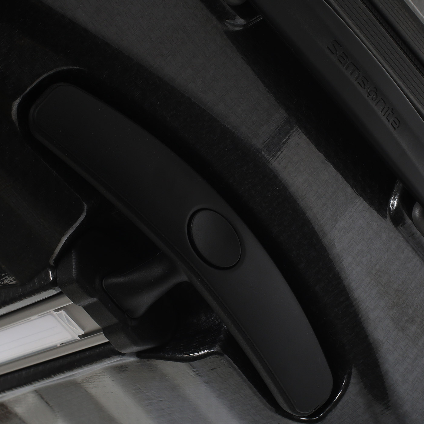 Чемодан средний M из материала Curv Samsonite Lite-Shock