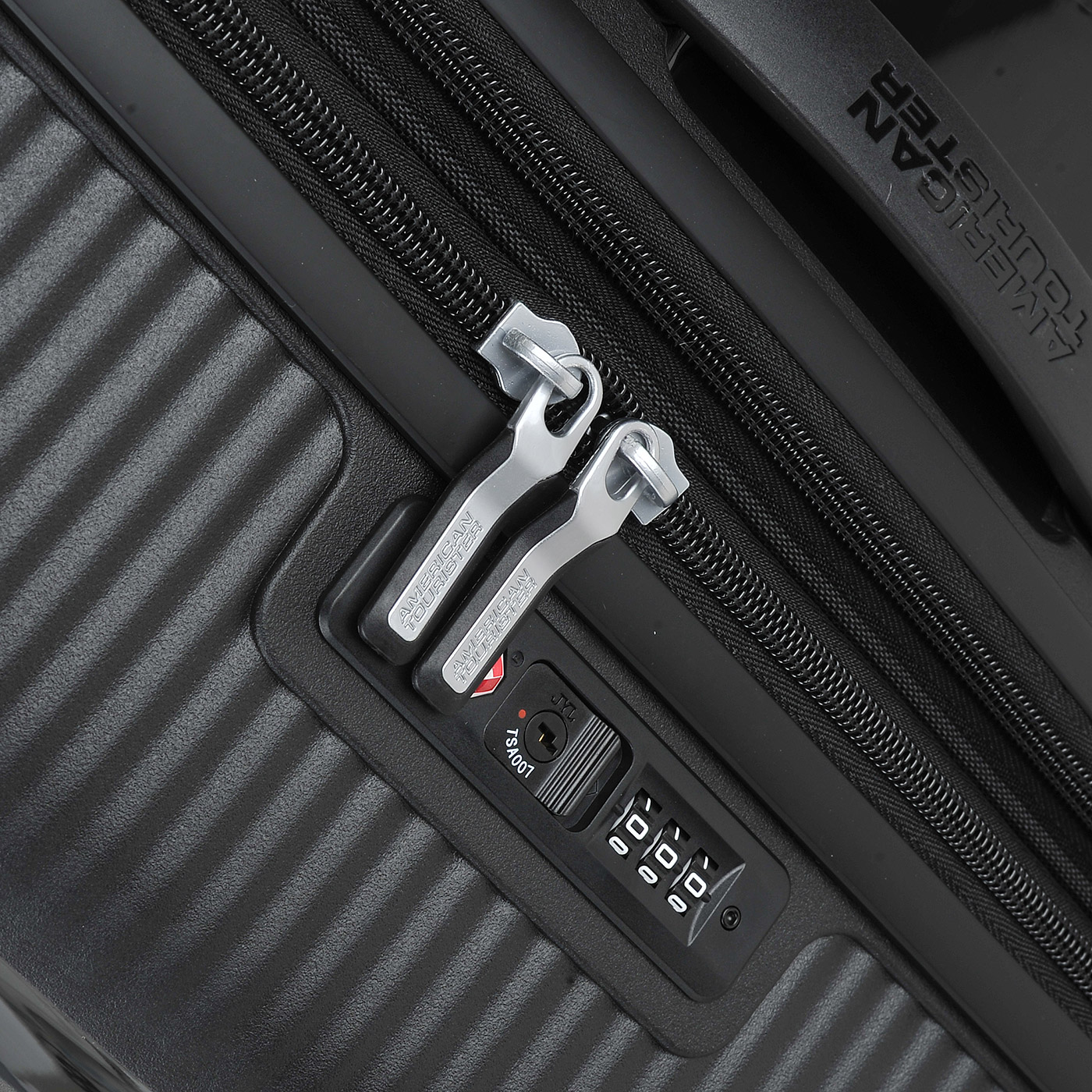 Чемодан средний M из полипропилена с кодовым замком American Tourister Soundbox