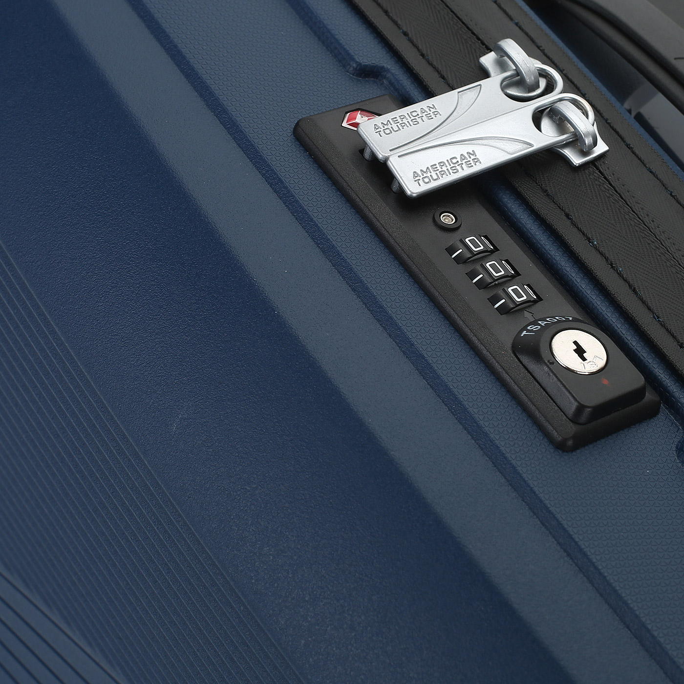 Чемодан для ручной клади из полипропилена с кодовым замком American Tourister Airconic