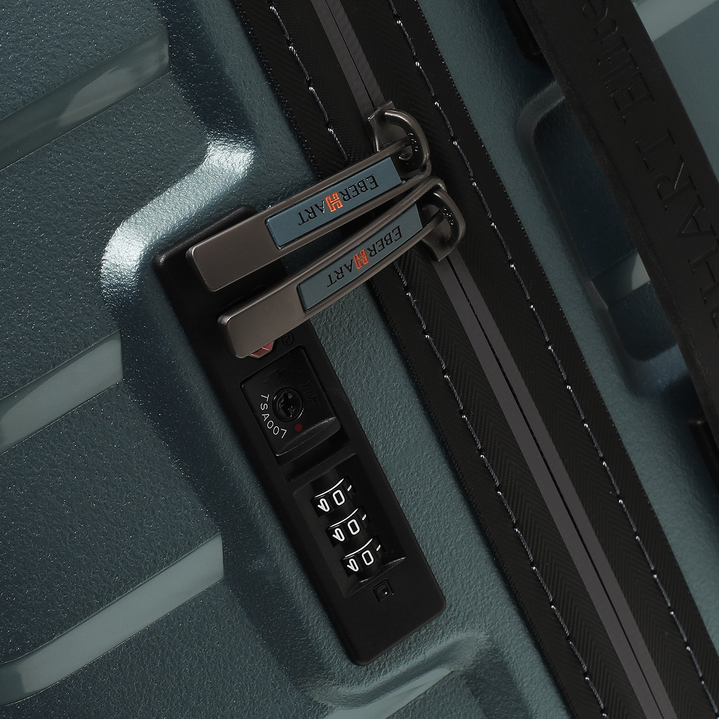 Чемодан средний M из полипропилена Eberhart Chronos