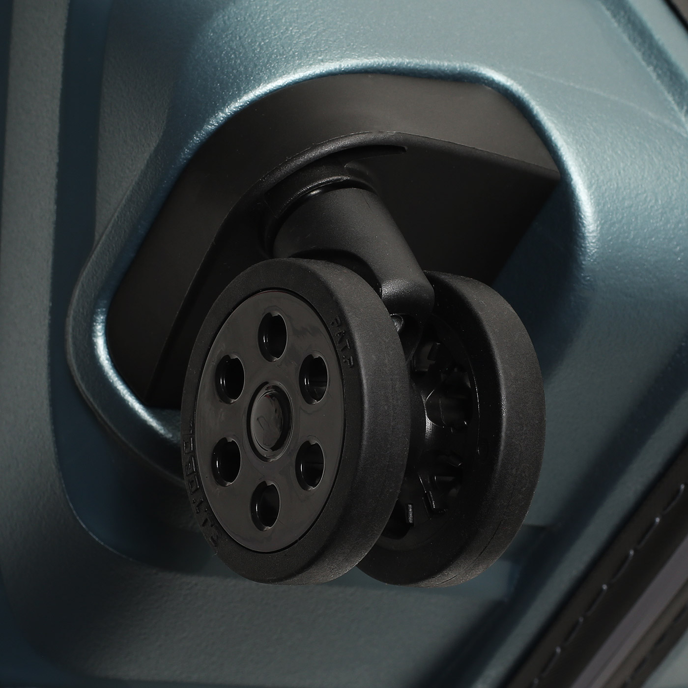 Чемодан средний M из полипропилена Eberhart Chronos