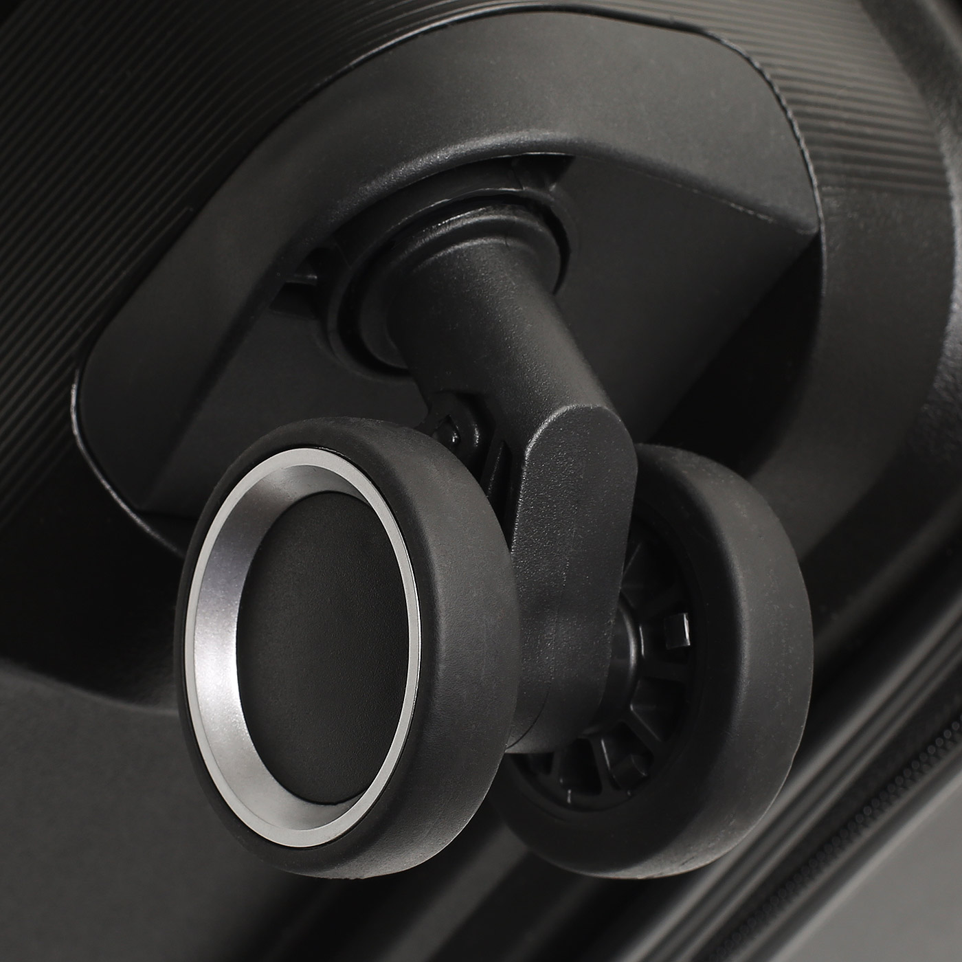 Чемодан средний M из полипропилена Sun Voyage Elite